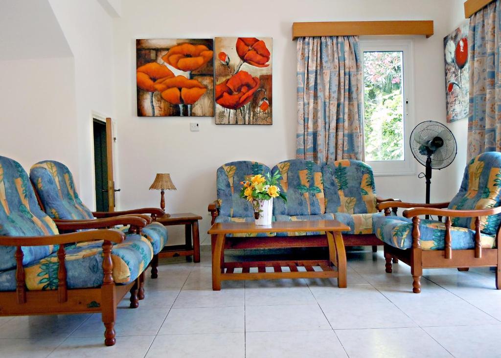 Rododafni Villas Klorakas Rum bild