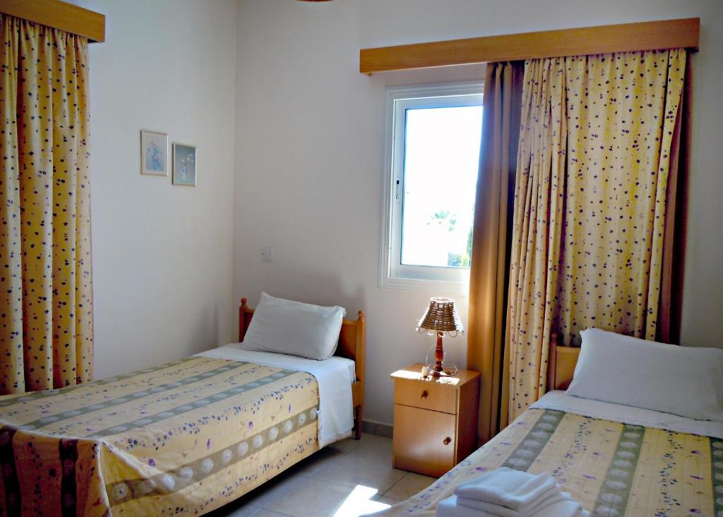 Rododafni Villas Klorakas Rum bild