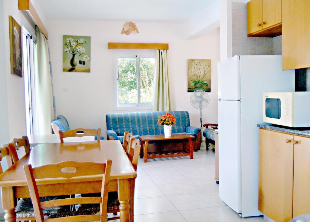 Rododafni Villas Klorakas Rum bild