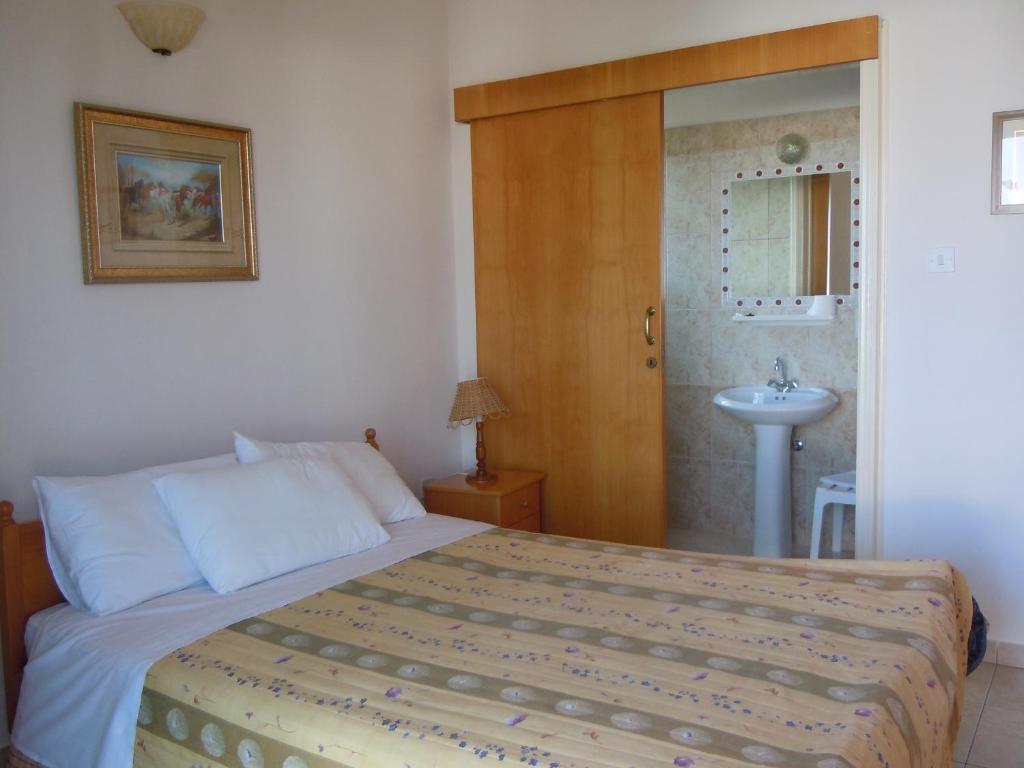 Rododafni Villas Klorakas Rum bild